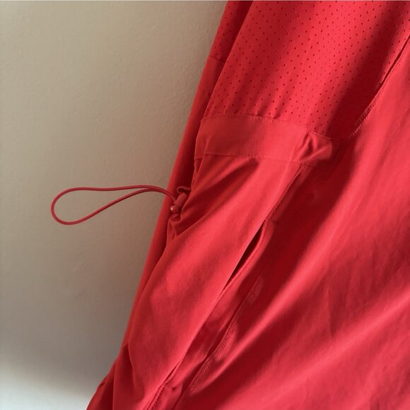 Under Armour HeatGear Women M Red Loose Hooded Squad Woven 1/2 Zip Jacket - Picture 4 of 12